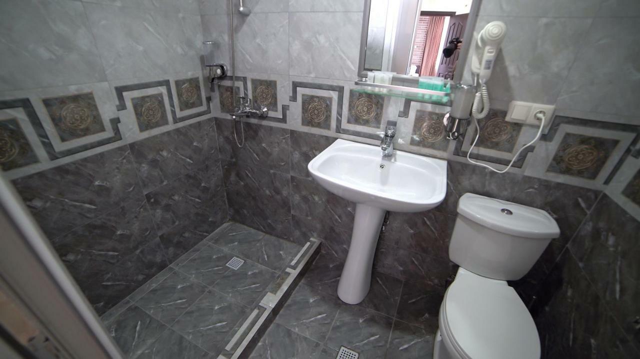 Hotel Progress 巴统 外观 照片