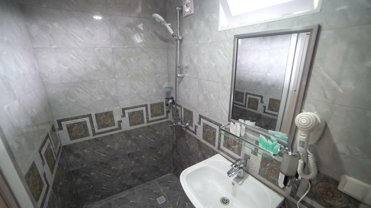 Hotel Progress 巴统 外观 照片